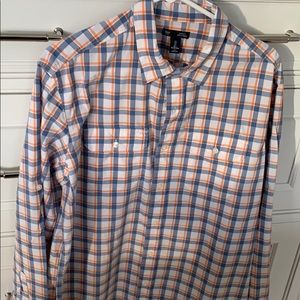 Gap plaid button down with two pockets size LG